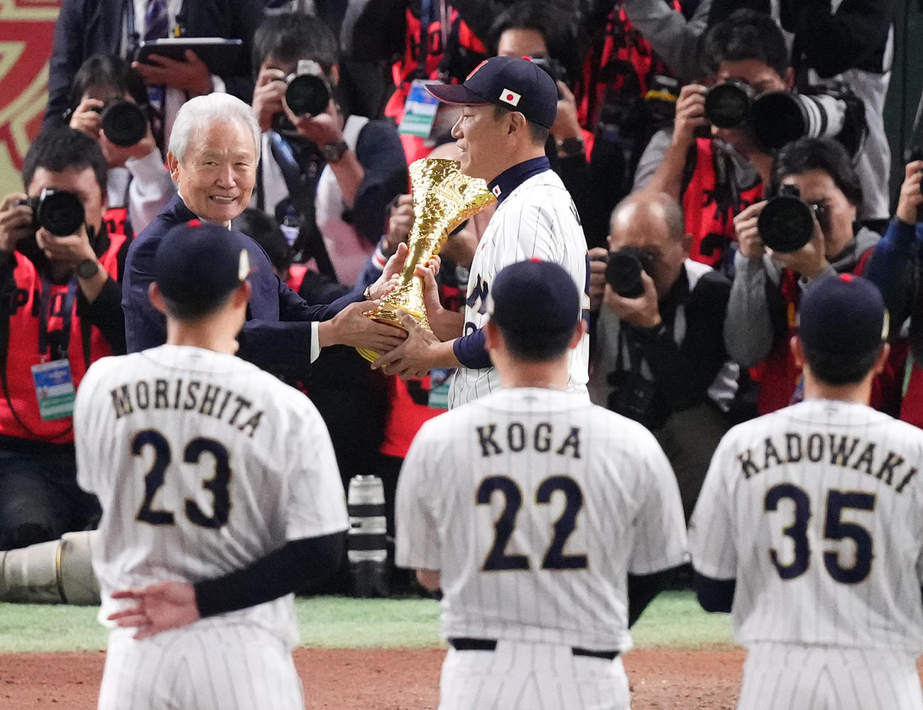 日本対韓国　優勝し、トロフィーを受け取る井端監督（右）（撮影・菅敏）