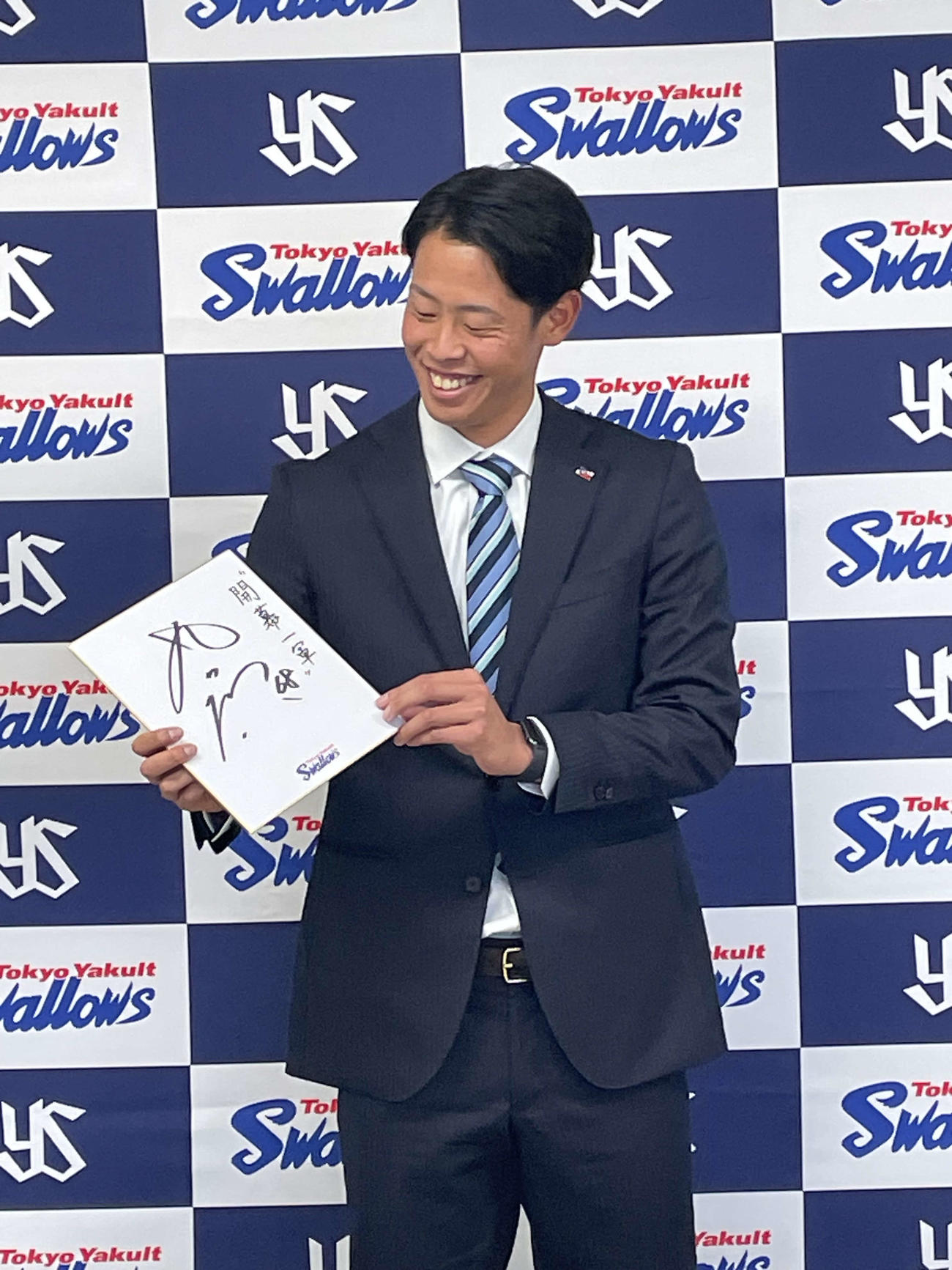 契約更改交渉に臨み、250万円アップの700万円でサインし、色紙に来季目標の開幕1軍を記したヤクルト丸山翔大投手
