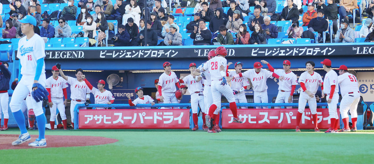富士大対青学大　4回表富士大2死一、二塁、山沢の中前適時打を喜ぶベンチ（撮影・野上伸悟）