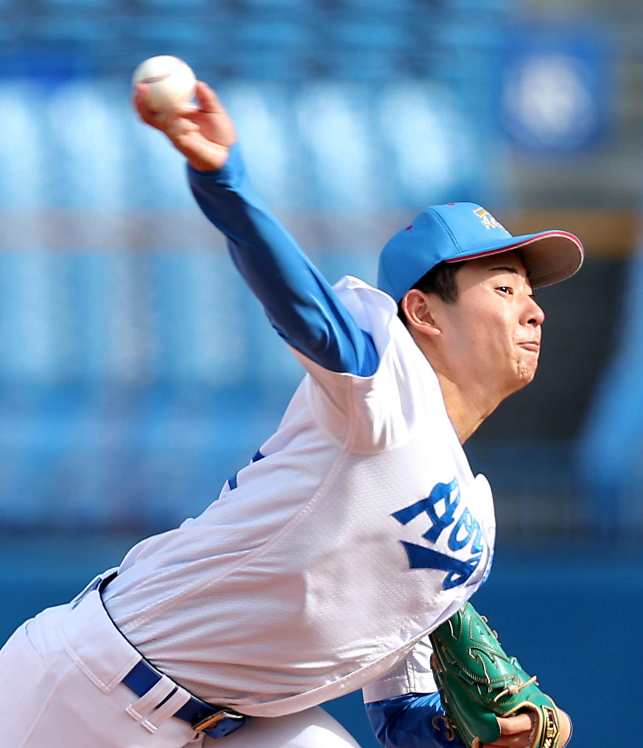 23年11月18日　青学大対日本文理大　6回裏、力投する青学大・下村（撮影・河田真司）