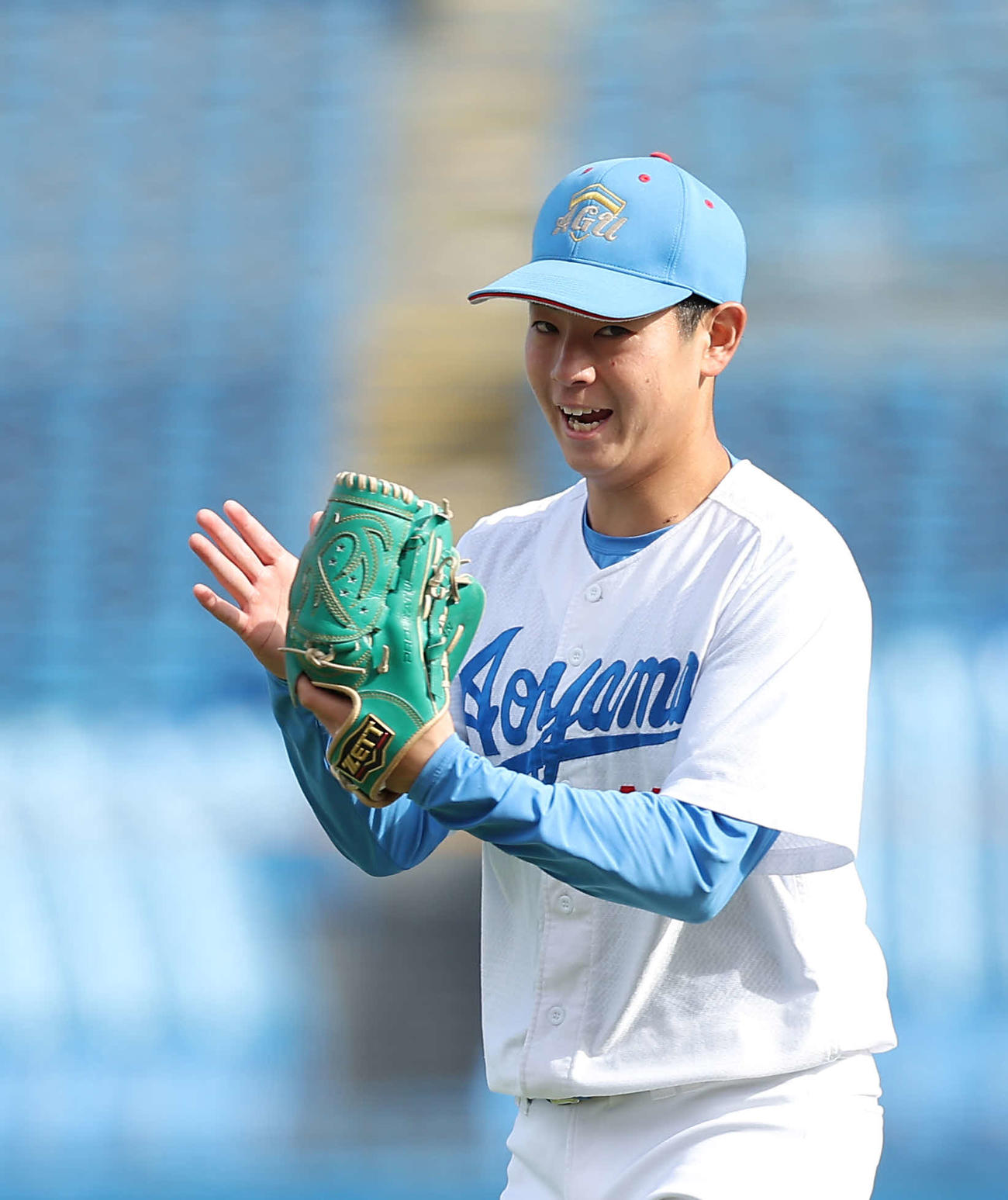 23年11月18日　青学大対日本文理大　6回裏を抑えグラブをたたく青学大・下村（撮影・河田真司）