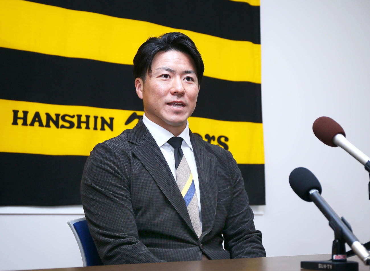 契約更改を終え会見する阪神長坂（撮影・上山淳一）