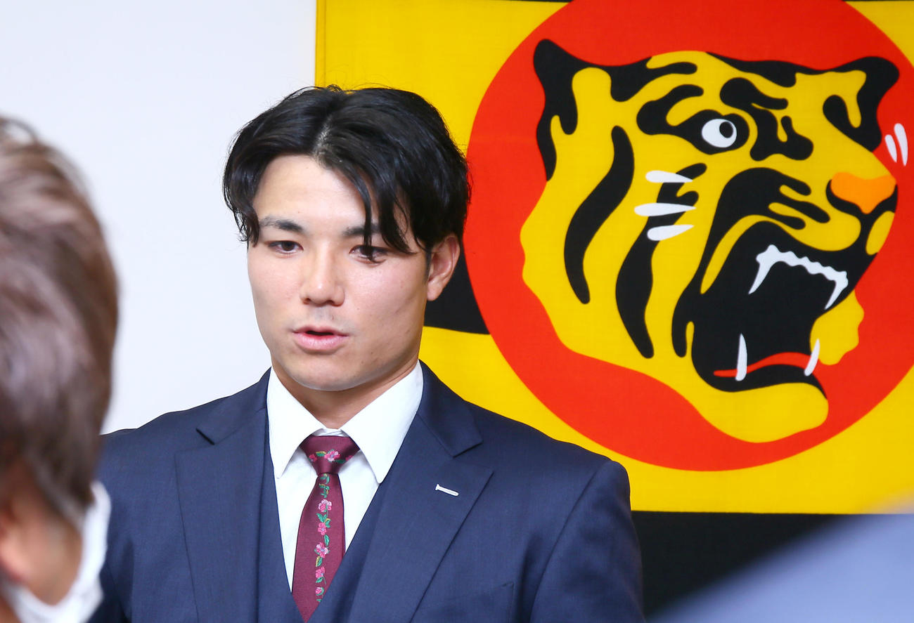 会見を終え囲み取材に応じる阪神栄枝（撮影・上山淳一）