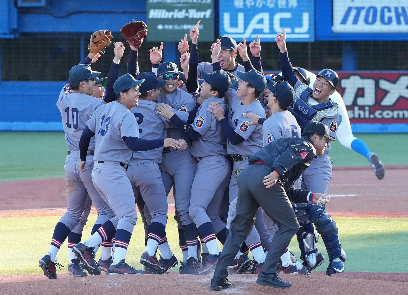 慶大対青学大　青学大に勝利し優勝を決め、歓喜の輪を作る慶大ナイン（撮影・鈴木みどり）