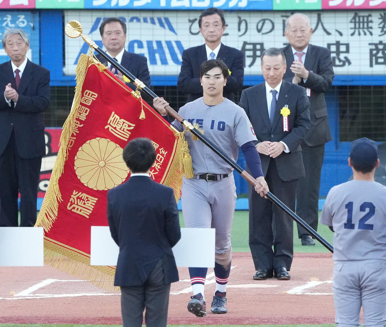 優勝旗を手にする慶大・広瀬（撮影・鈴木みどり）