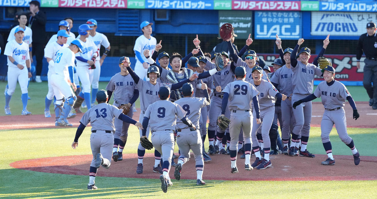慶大対青学大　青学大に勝利し優勝を決め、歓喜の輪を作る慶大ナイン（撮影・鈴木みどり）