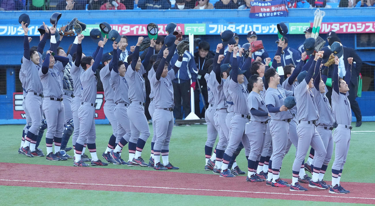 慶大対青学大　青学大に勝利し優勝を決め、声援に応える慶大ナイン（撮影・鈴木みどり）