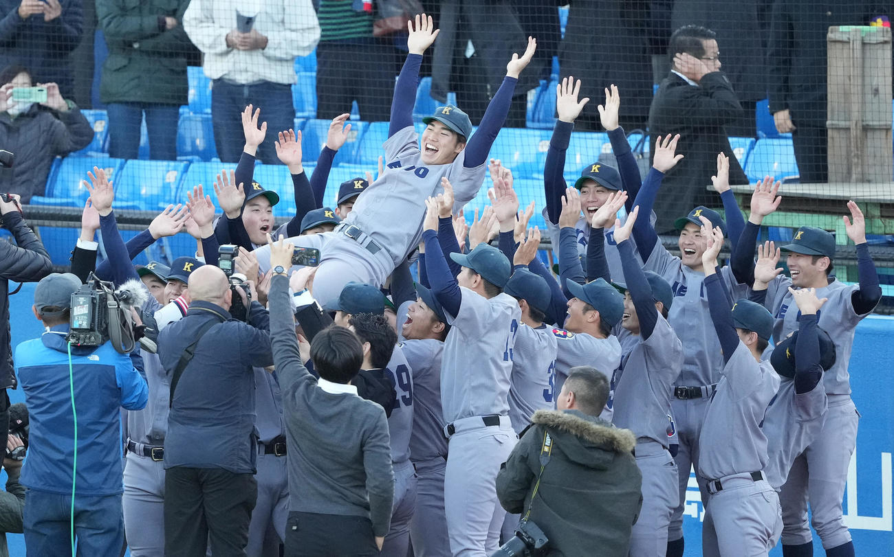優勝し、胴上げされる慶大・広瀬（撮影・鈴木みどり）