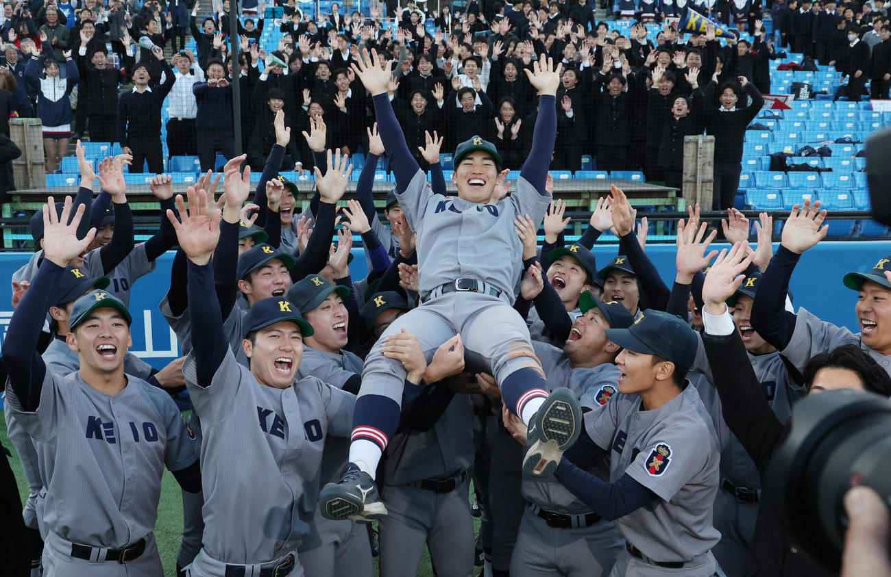 慶大対青学大　優勝し胴上げされる慶大・広瀬主将（撮影・野上伸悟）