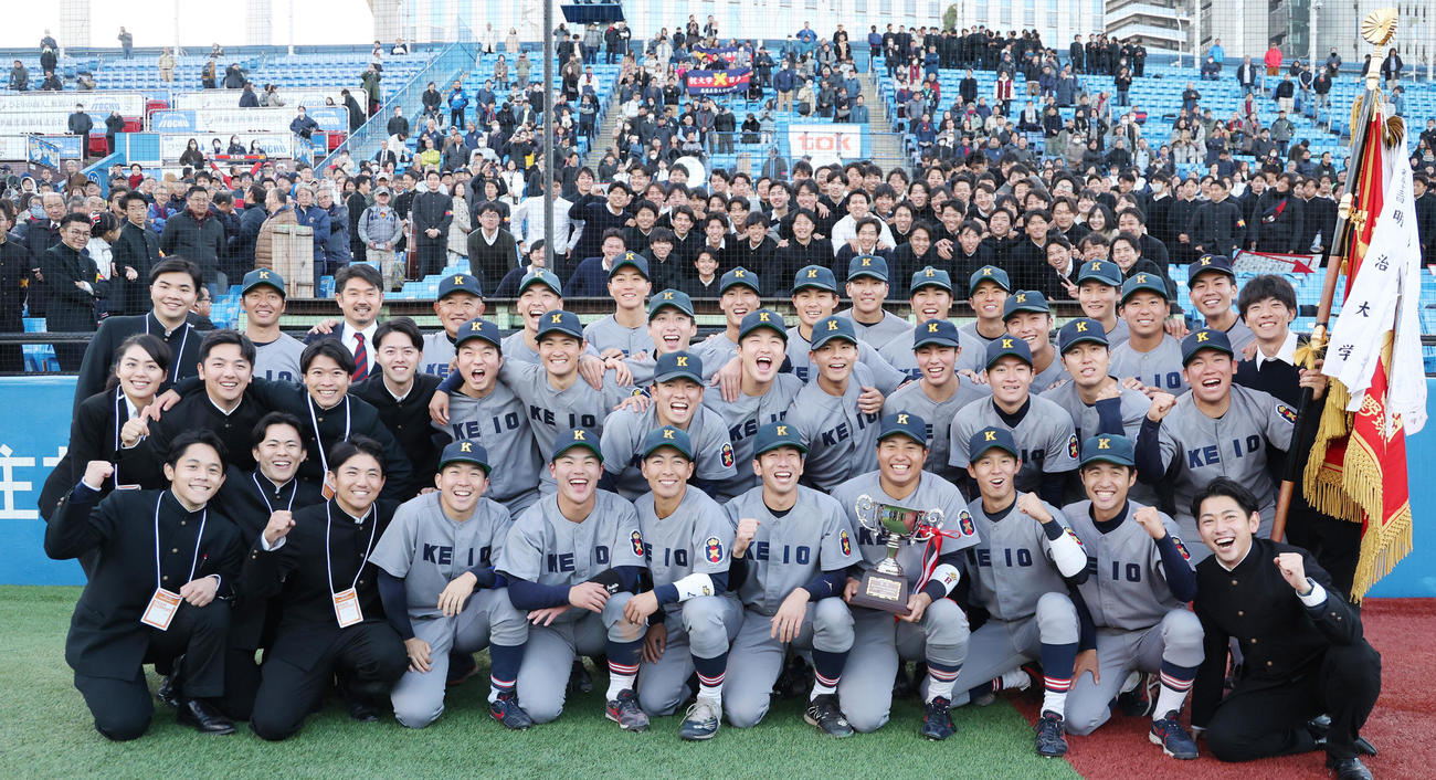 慶大対青学大　優勝し喜ぶ慶大の選手たち（撮影・野上伸悟）
