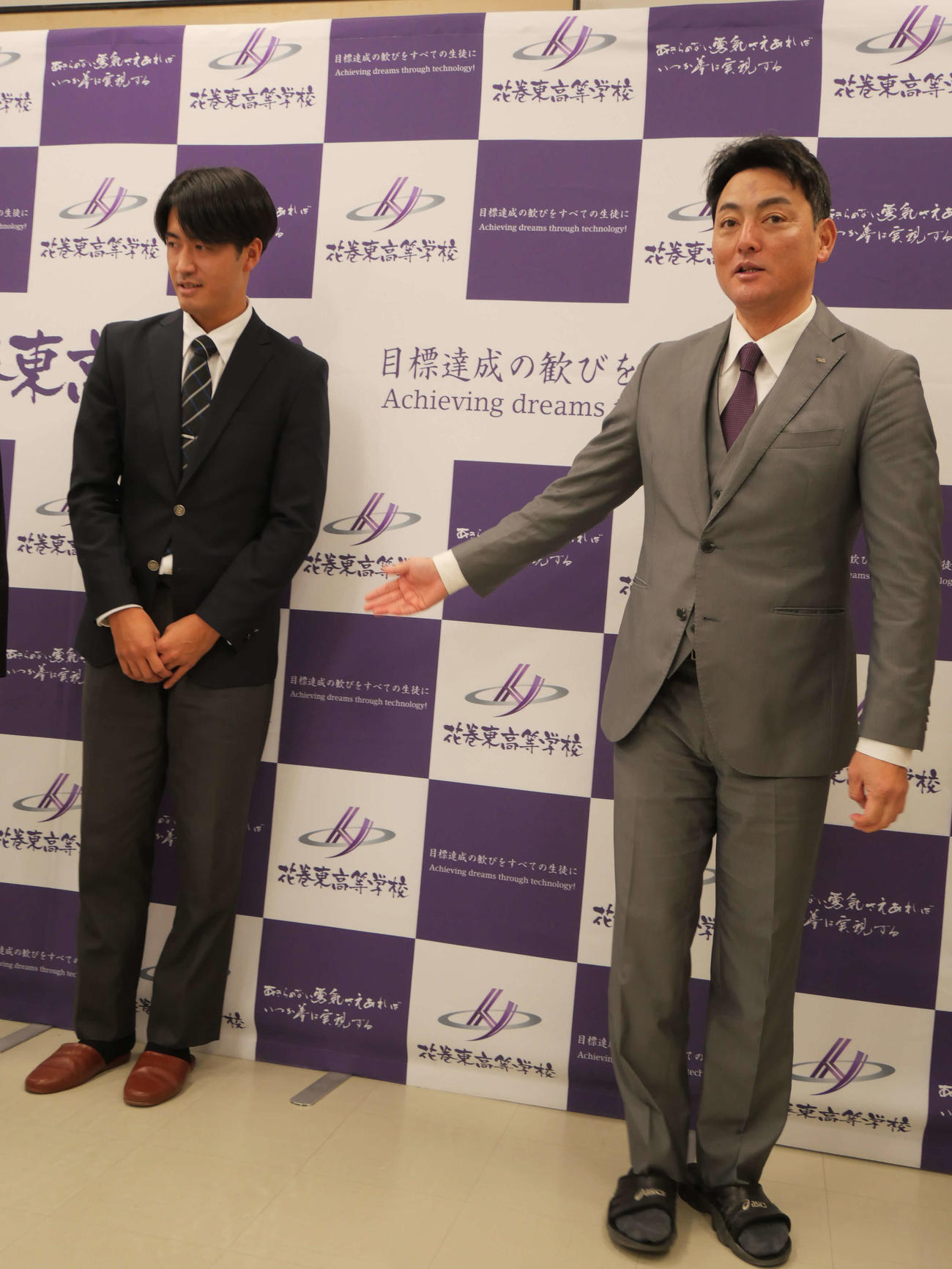 母校花巻東を訪問し、佐々木洋監督（右）と話をする巨人ドラフト1位の中大・西舘（撮影・上田悠太）