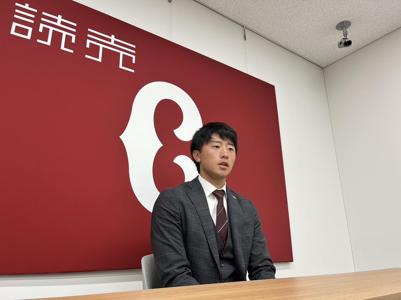 契約更改後に会見に臨む直江