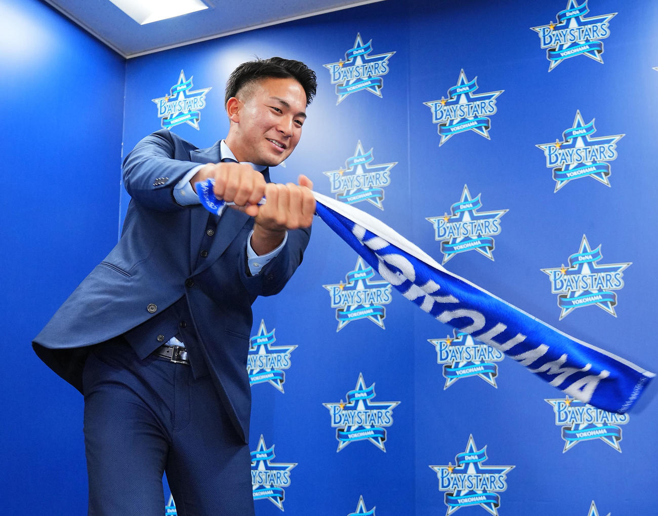 野手として支配下契約を結びタオルでスイングするDeNA勝又（撮影・垰建太）