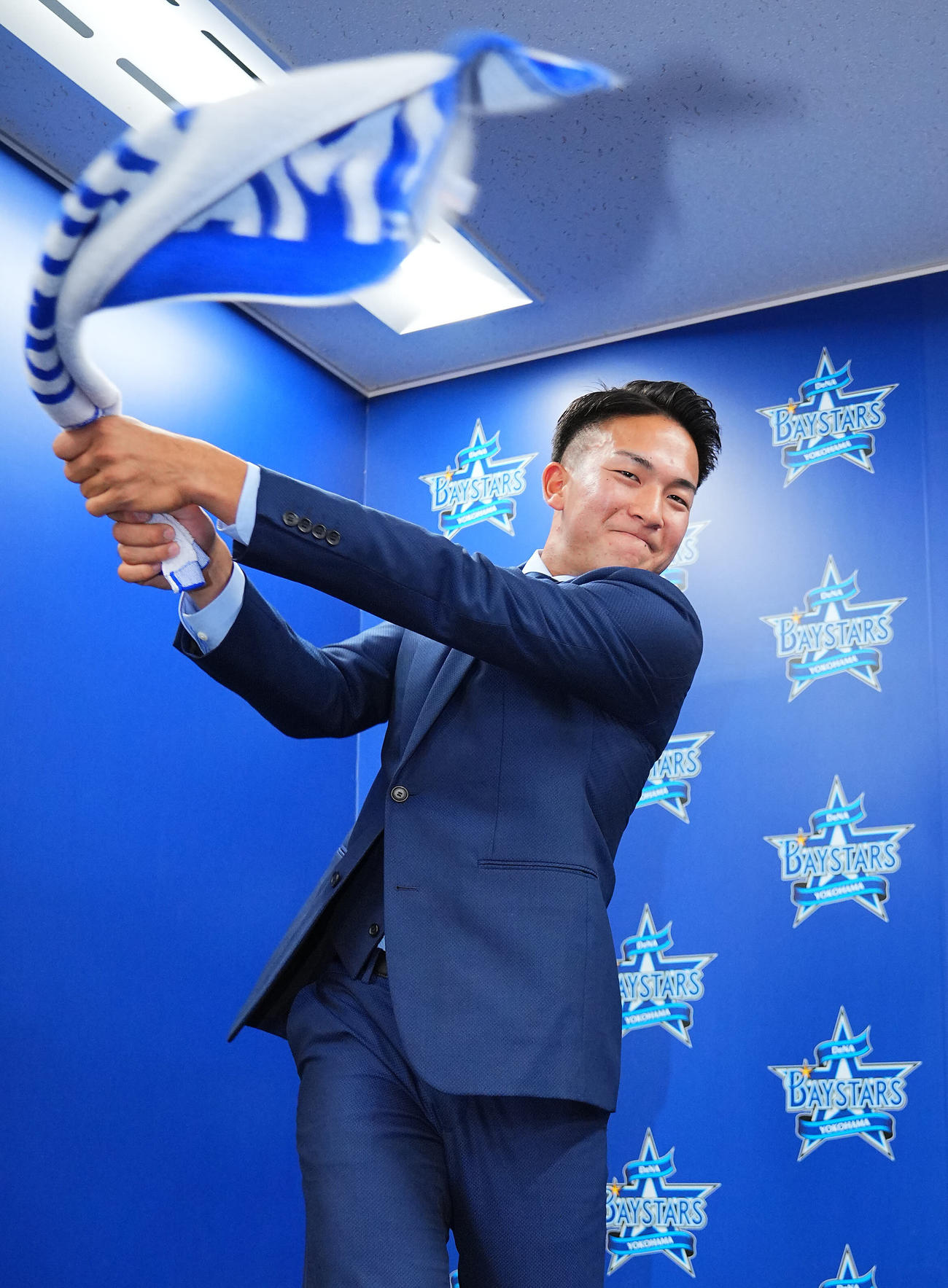 野手として支配下契約を結びタオルでスイングするDeNA勝又（撮影・垰建太）