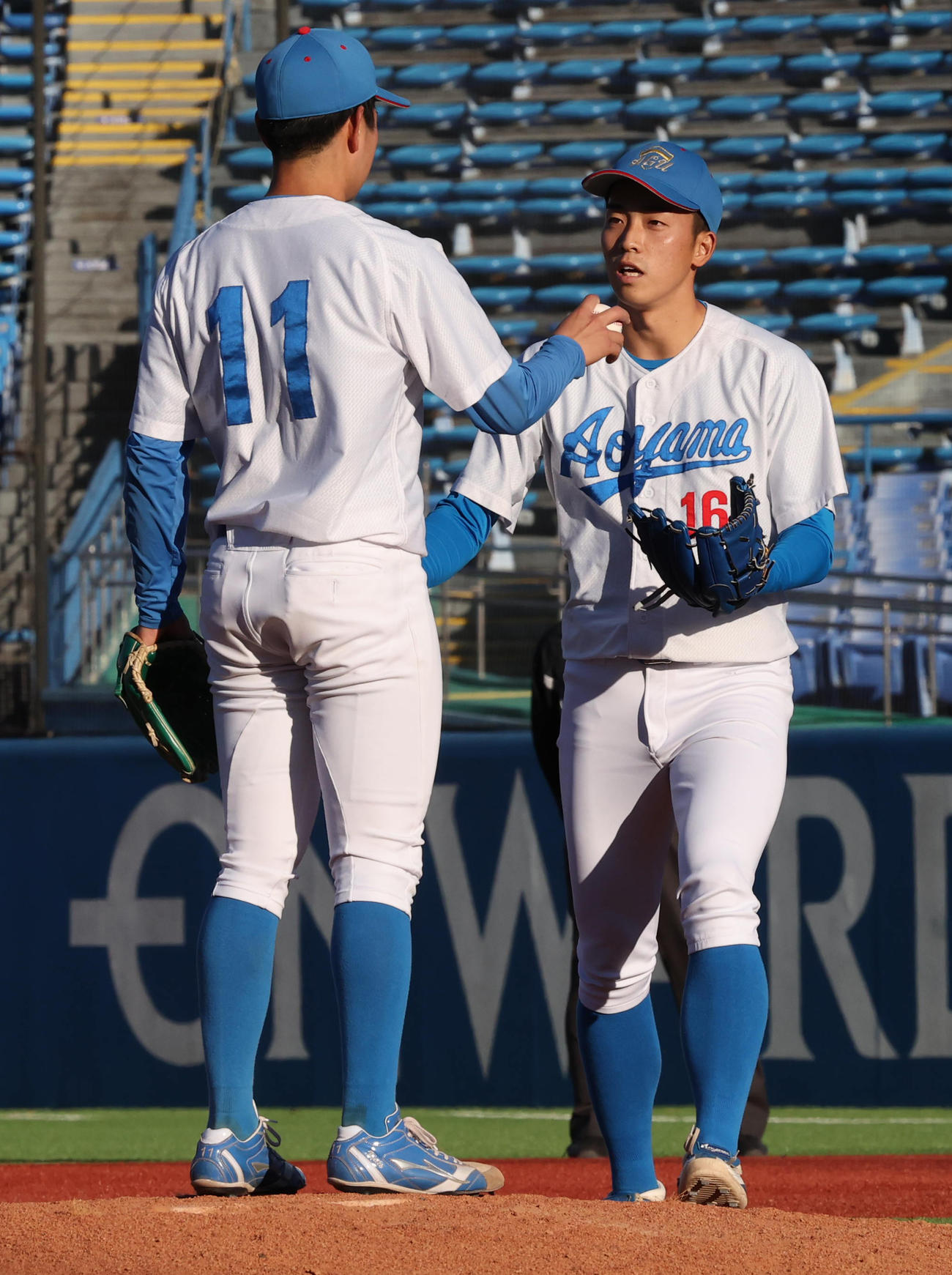 慶大対青学大　8回表慶大1死満塁、下村（左）に代わり常広が登板（撮影・野上伸悟）