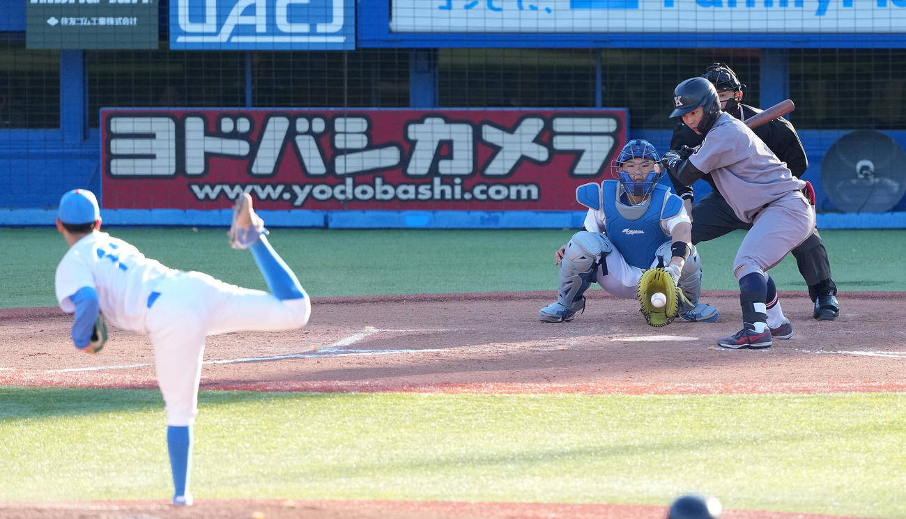 慶大対青学大　8回表慶大1死満塁、先制の押し出し四球を選ぶ本間。投手下村（撮影・鈴木みどり）