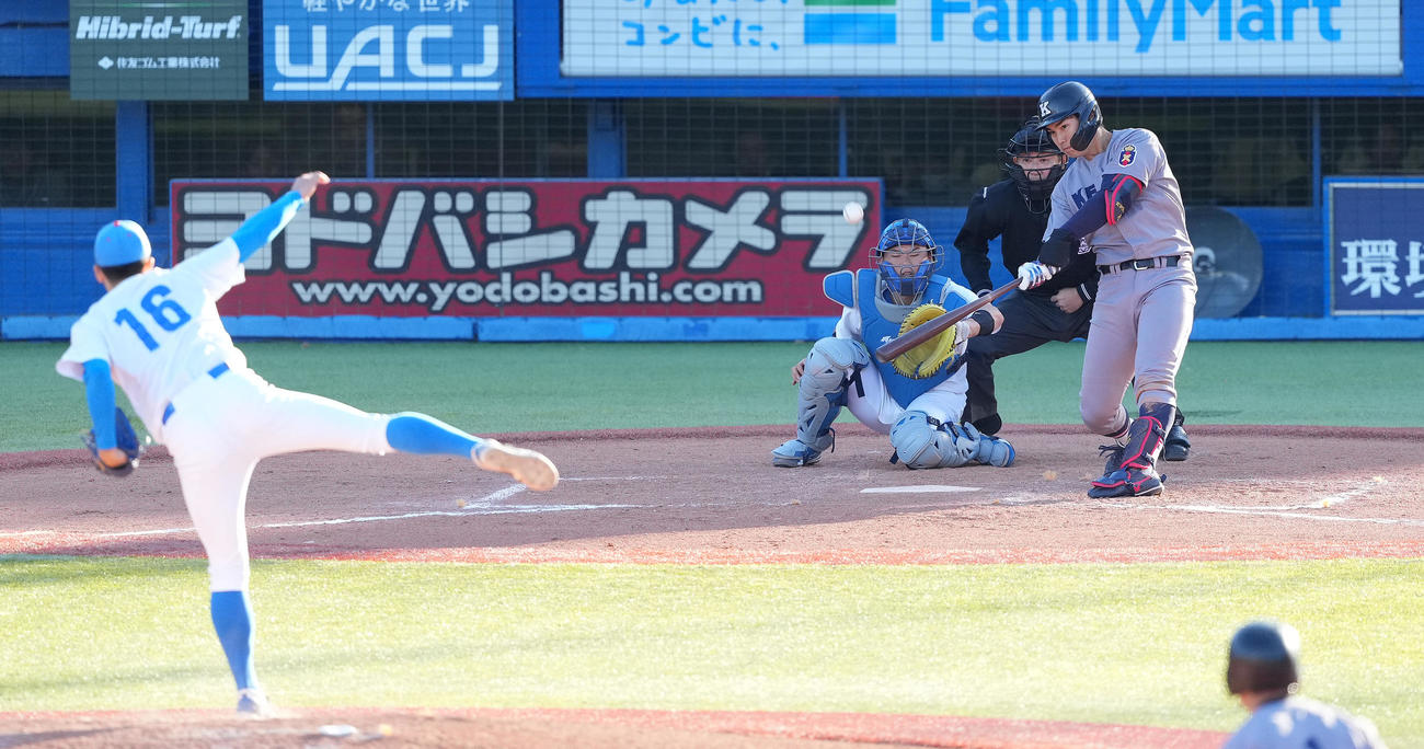 慶大対青学大　8回表慶大1死満塁、右犠飛を放つ広瀬。投手常広（撮影・鈴木みどり）