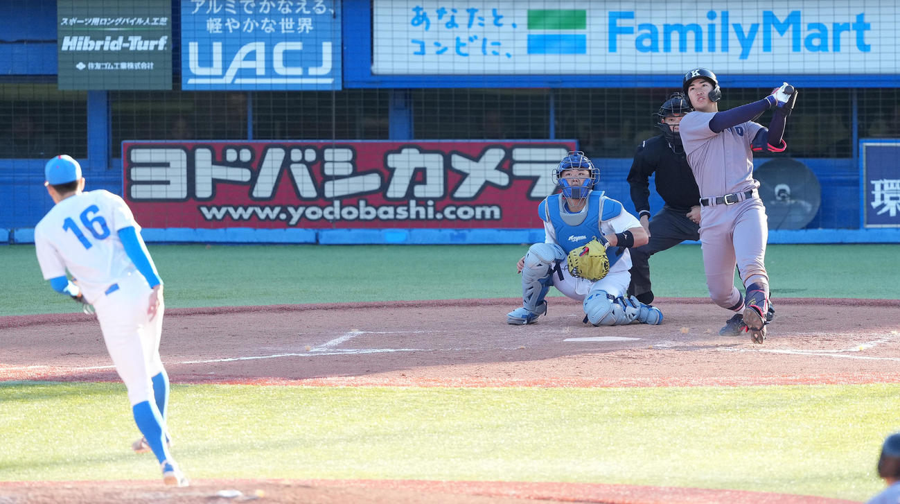 慶大対青学大　8回表慶大1死満塁、右犠飛を放つ広瀬。投手常広（撮影・鈴木みどり）