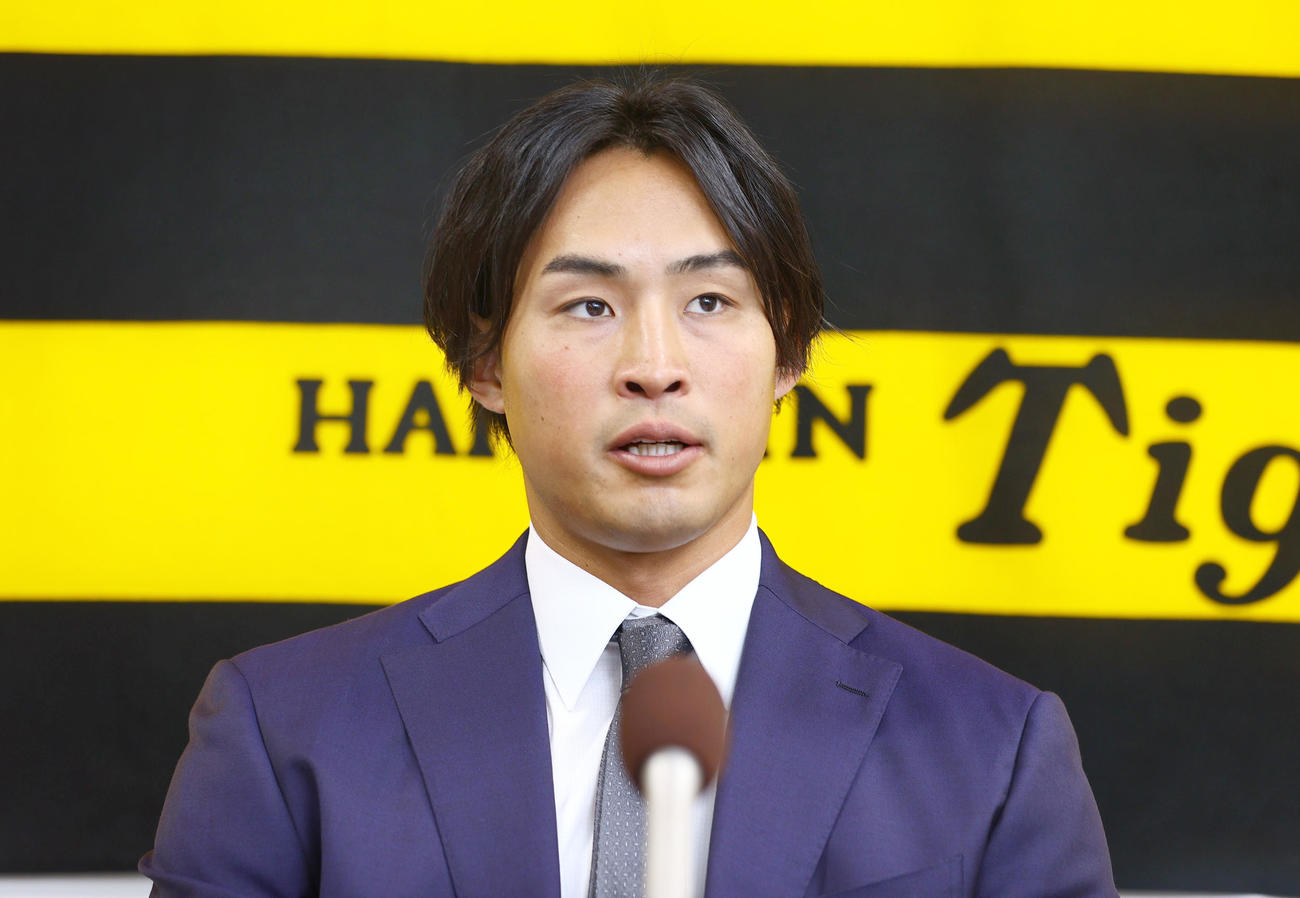 契約更改を終え会見する阪神佐藤蓮（撮影・上山淳一）