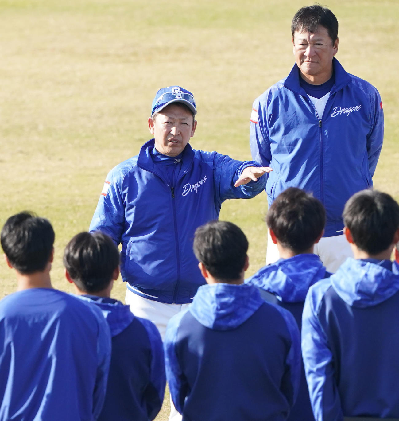 秋季キャンプ最終日の今日、練習前に選手を集め話をする立浪監督（奥・左）（撮影・森本幸一）