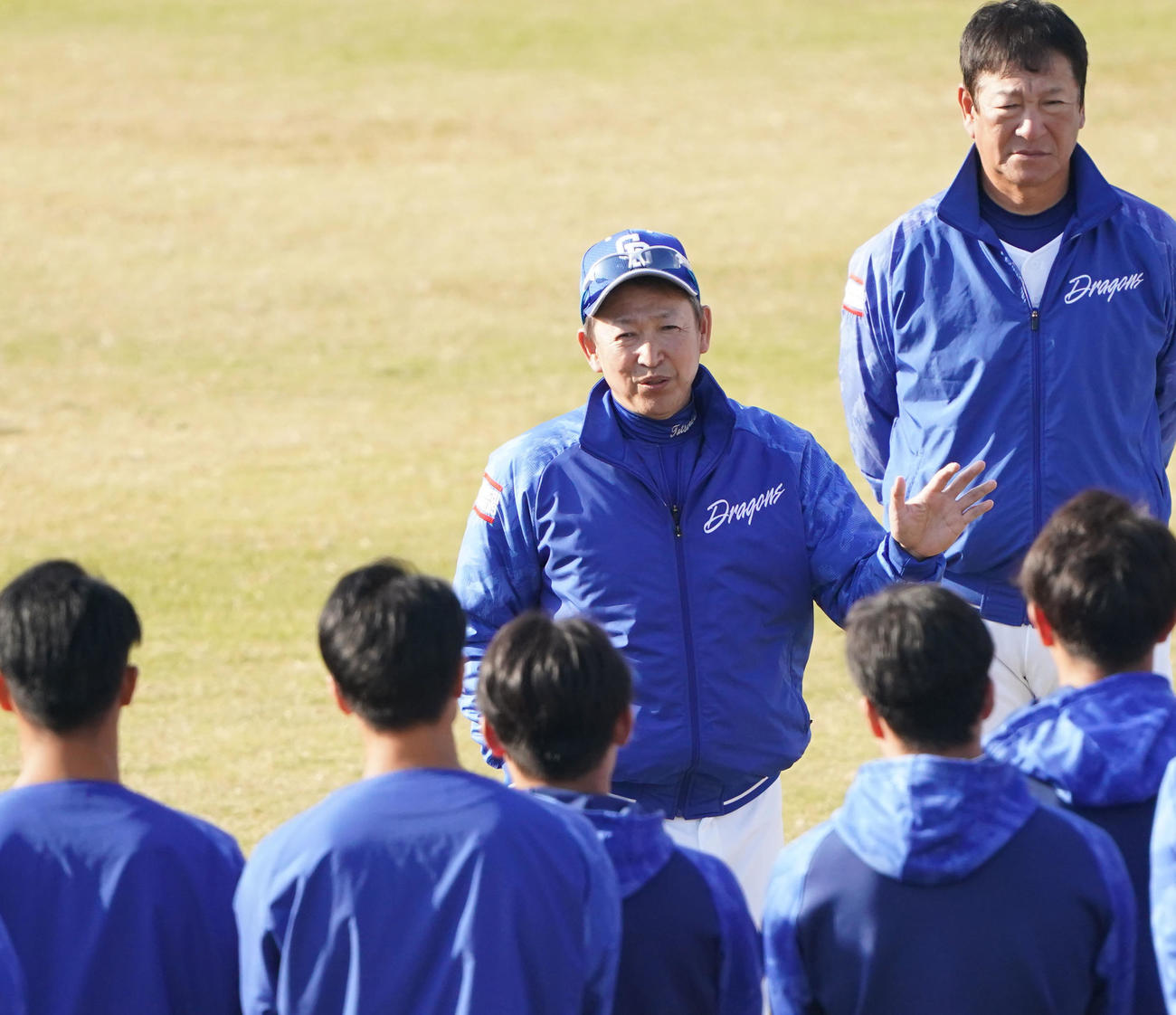 秋季キャンプ最終日の今日、練習前に選手を集め話をする立浪監督（奥・左）（撮影・森本幸一）