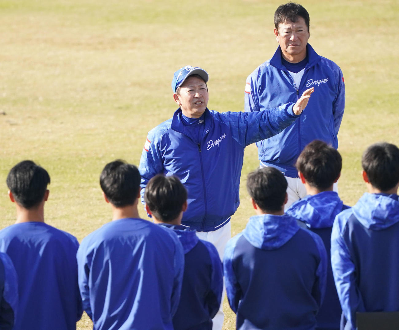 秋季キャンプ最終日の今日、練習前に選手を集め話をする立浪監督（奥・左）（撮影・森本幸一）