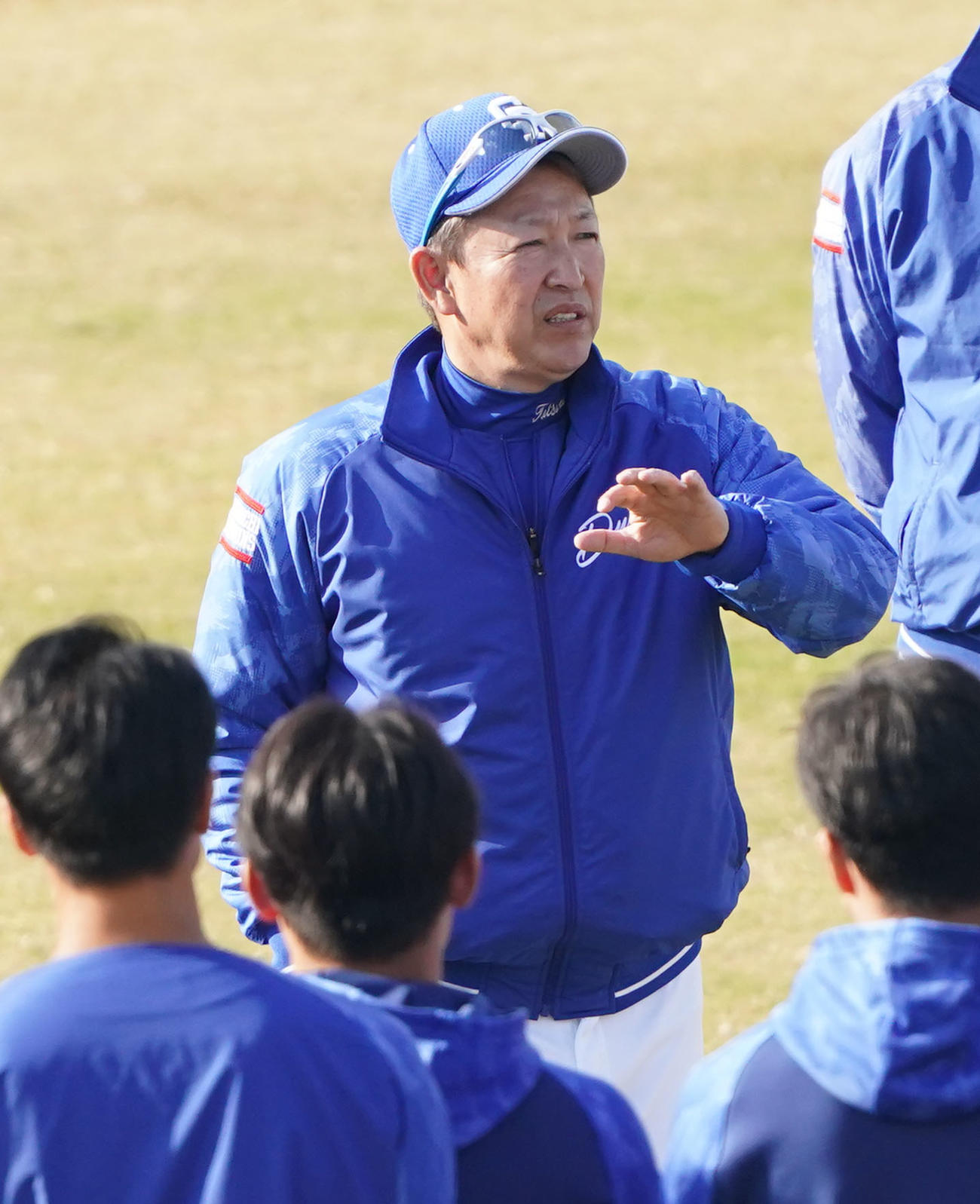 秋季キャンプ最終日の今日、練習前に選手を集め話をする立浪監督（奥）（撮影・森本幸一）