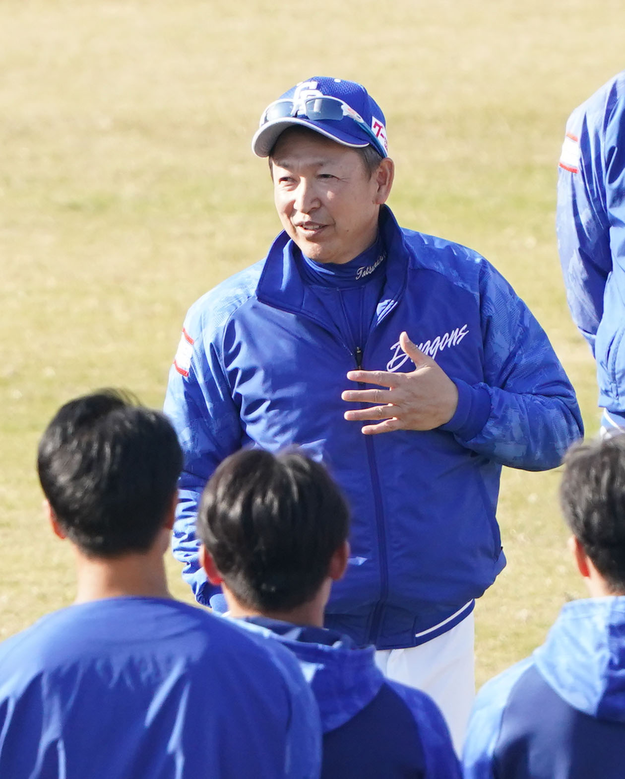 秋季キャンプ最終日の今日、練習前に選手を集め話をする立浪監督（奥・左）（撮影・森本幸一）