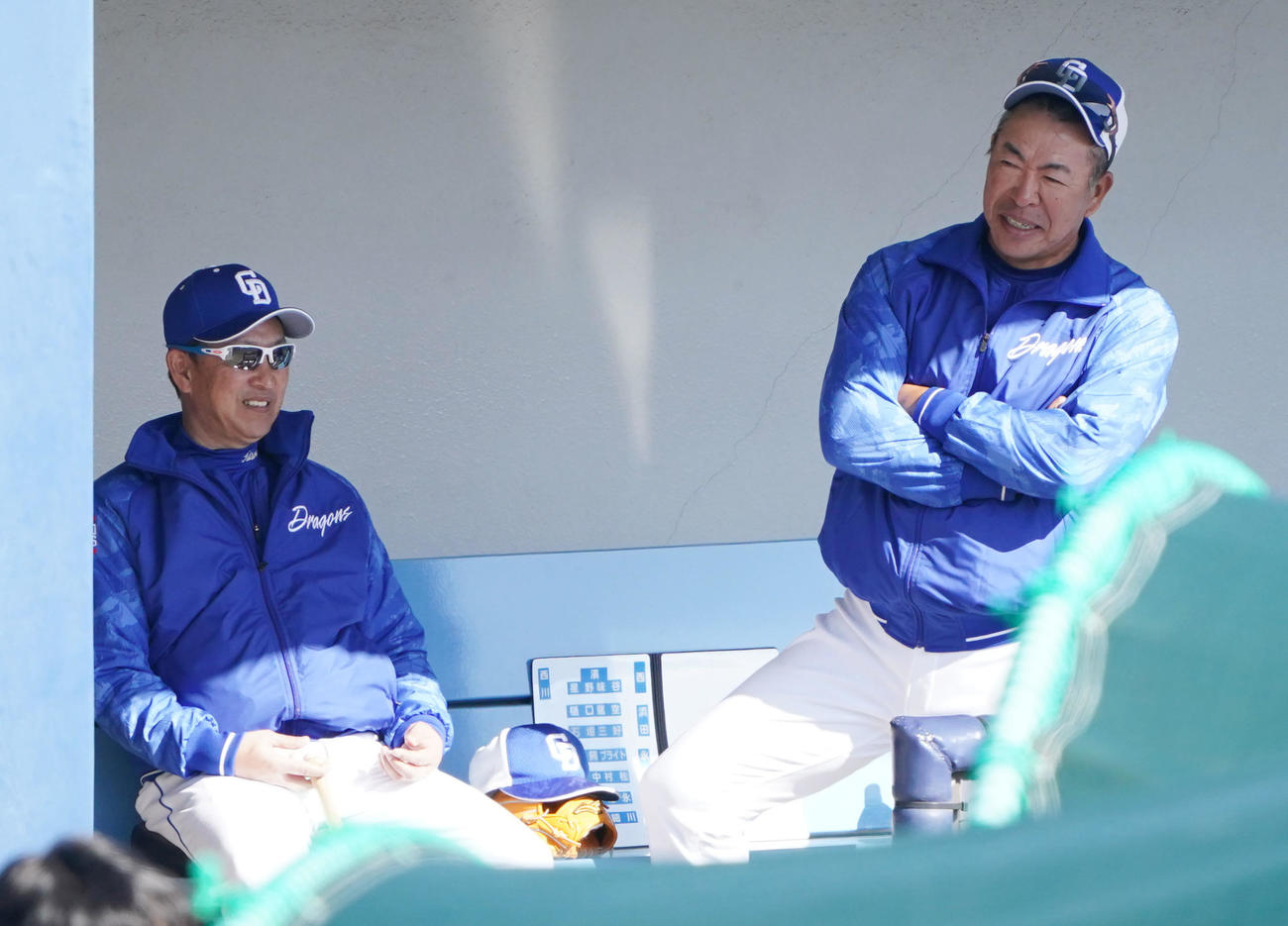 ベンチで言葉を交わす（左から）立浪監督と井上2軍監督（撮影・森本幸一）