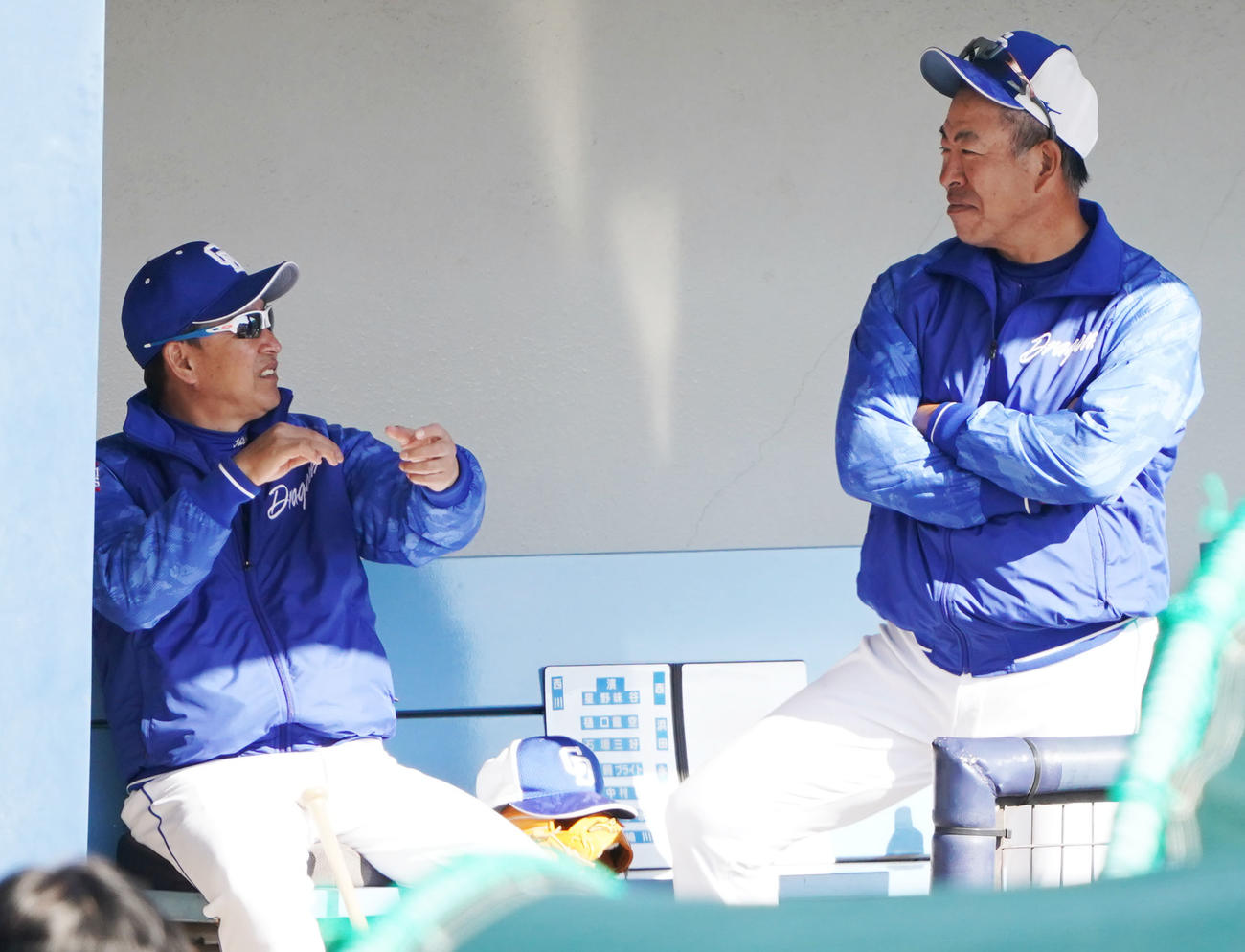 ベンチで言葉を交わす（左から）立浪監督と井上2軍監督（撮影・森本幸一）