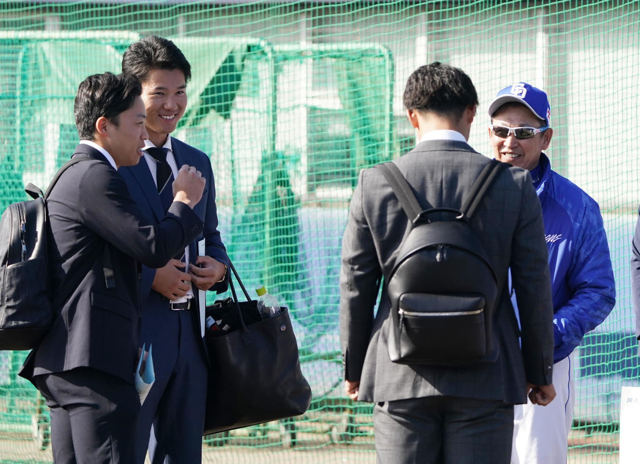 侍ジャパンから戻った（左から）岡林、清水、石橋らと言葉を交わす立浪監督（右）（撮影・森本幸一）