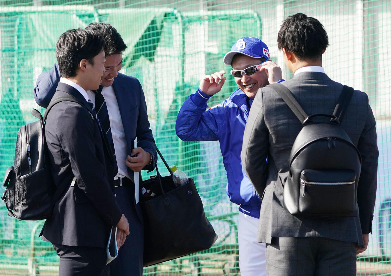 侍ジャパンから戻った（左から）岡林、清水（一人おいて）石橋らと言葉を交わす立浪監督（右から2人目）（撮影・森本幸一）
