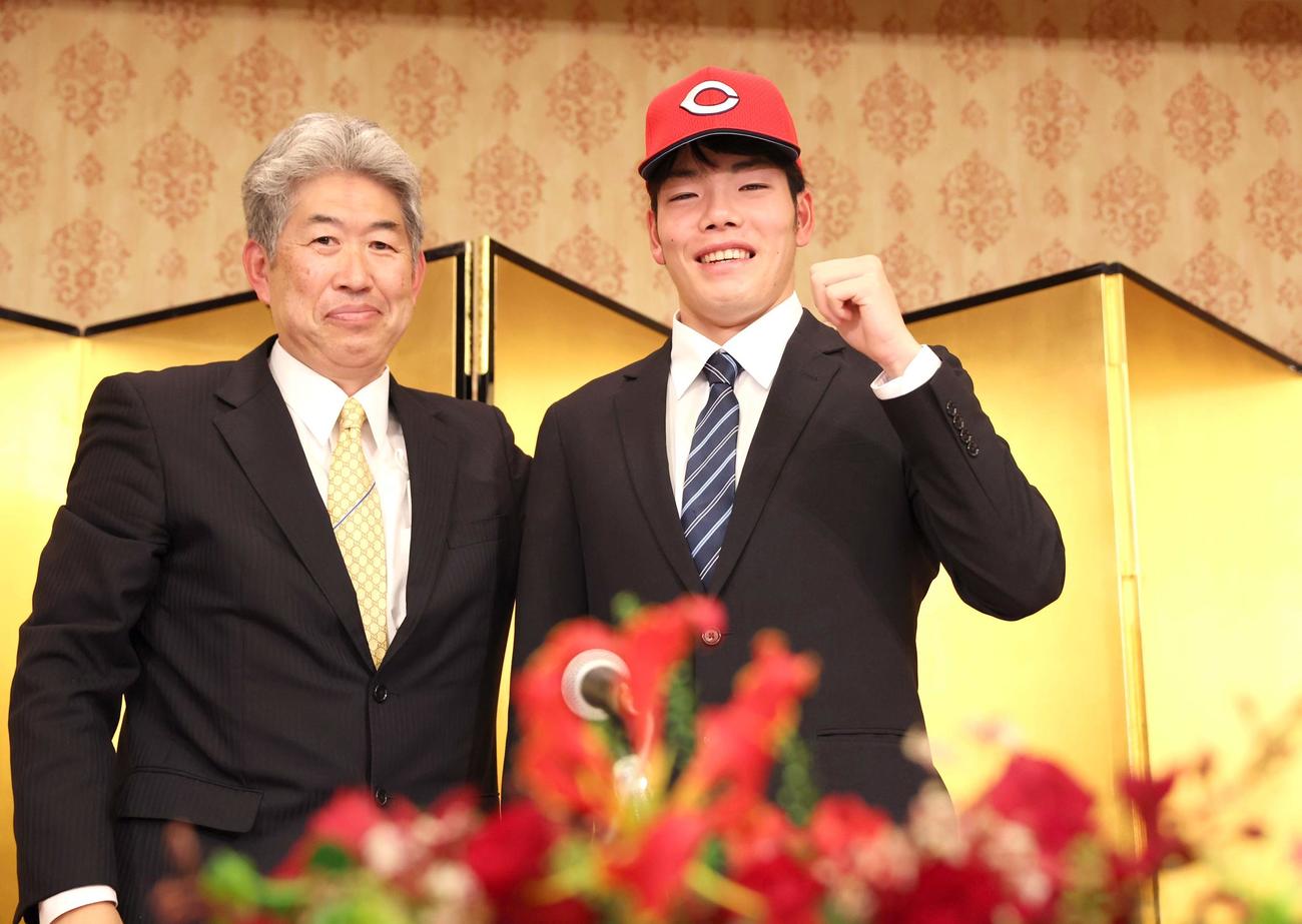 仮契約を終え広島の近藤スカウトから帽子をかぶせてもらう滝田（撮影・黒川智章）