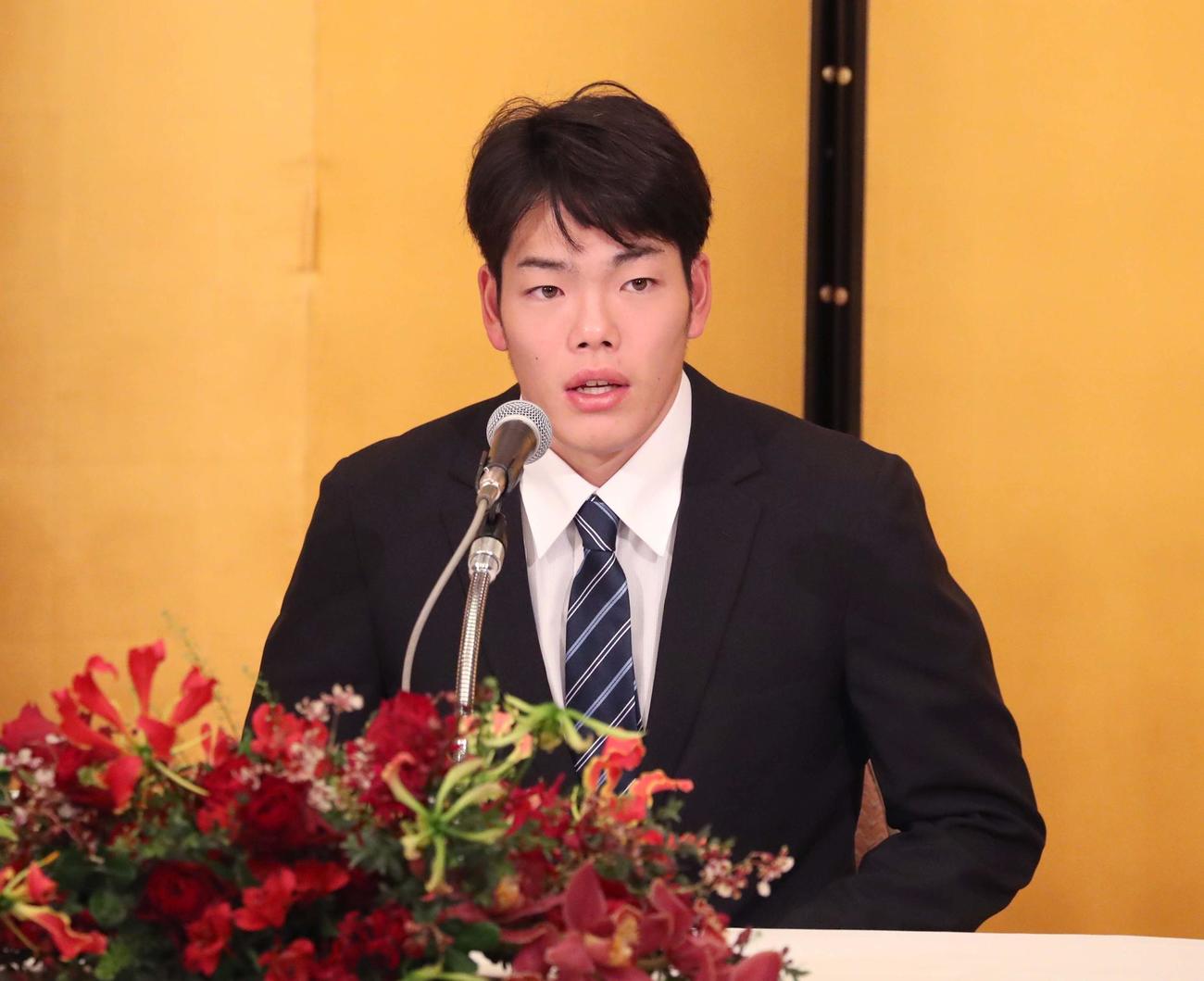 広島と仮契約を終え会見する滝田（撮影・黒川智章）