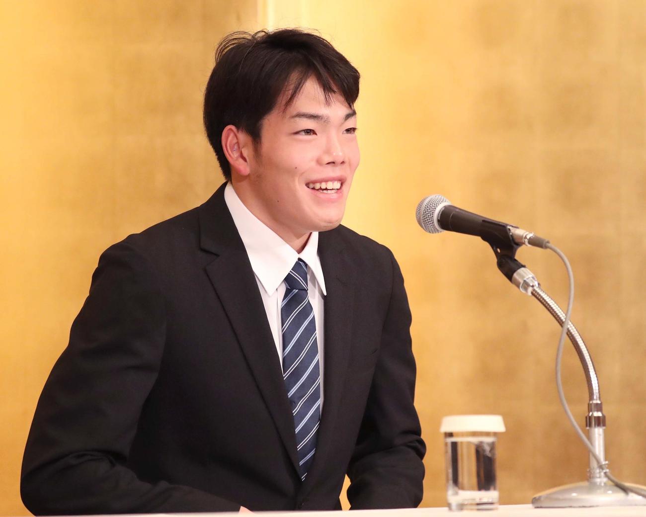 広島と仮契約を終え会見する滝田（撮影・黒川智章）