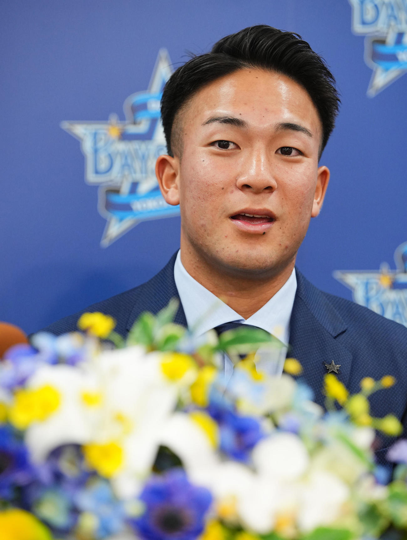 野手として支配下契約を結び会見に臨むDeNA勝又（撮影・垰建太）