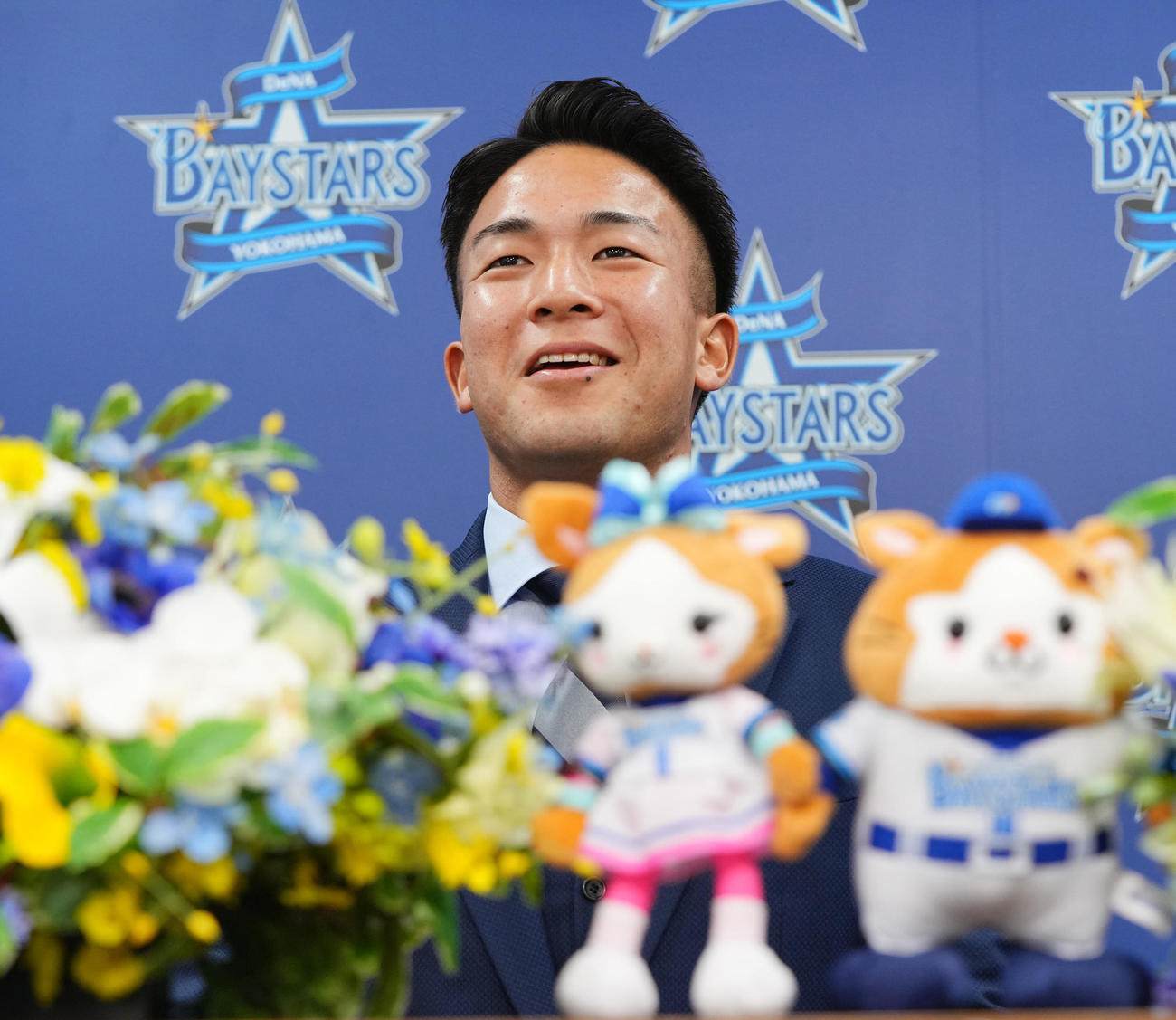 野手として支配下契約を結び会見に臨むDeNA勝又（撮影・垰建太）