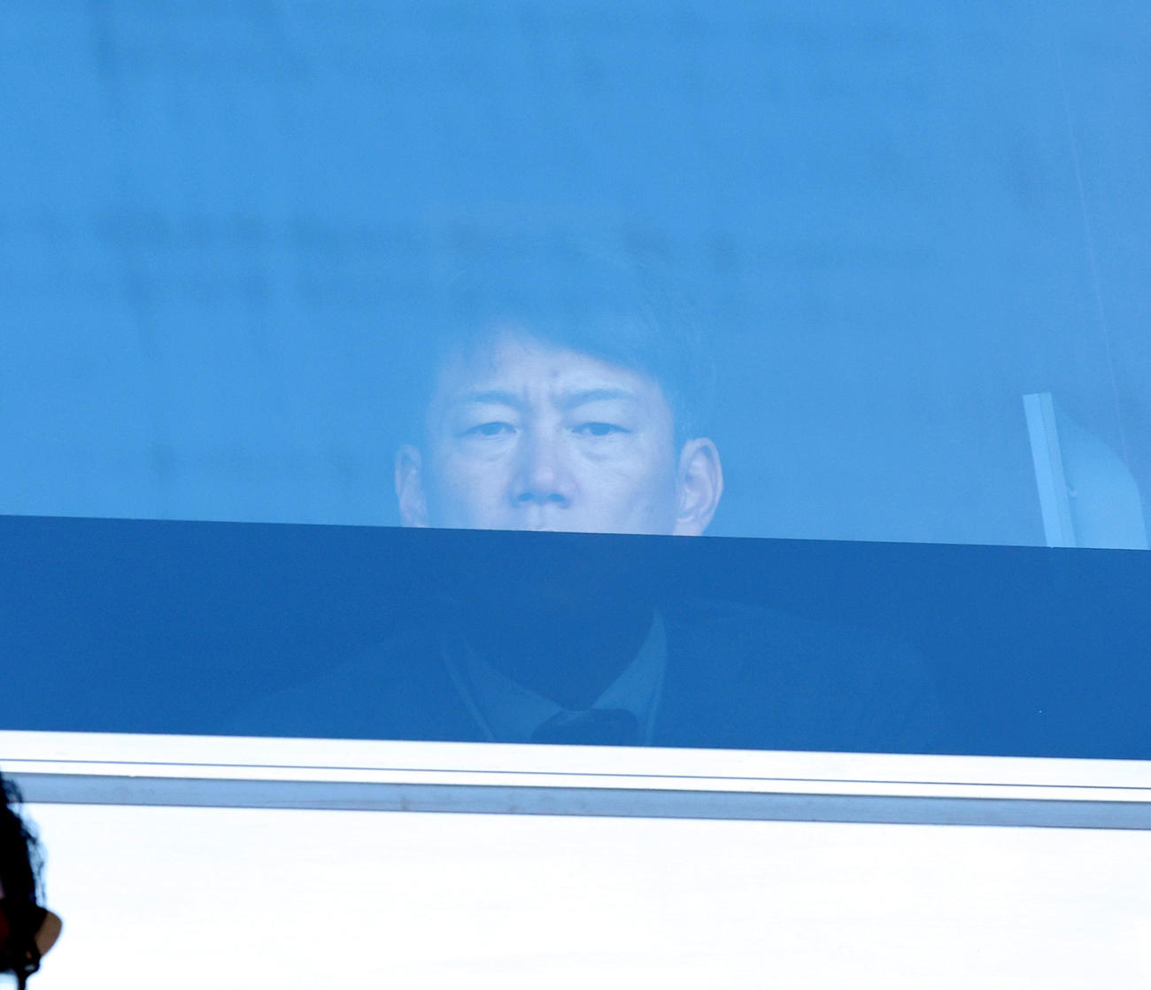 慶大対青学大　観戦する侍ジャパン井端監督（撮影・野上伸悟）