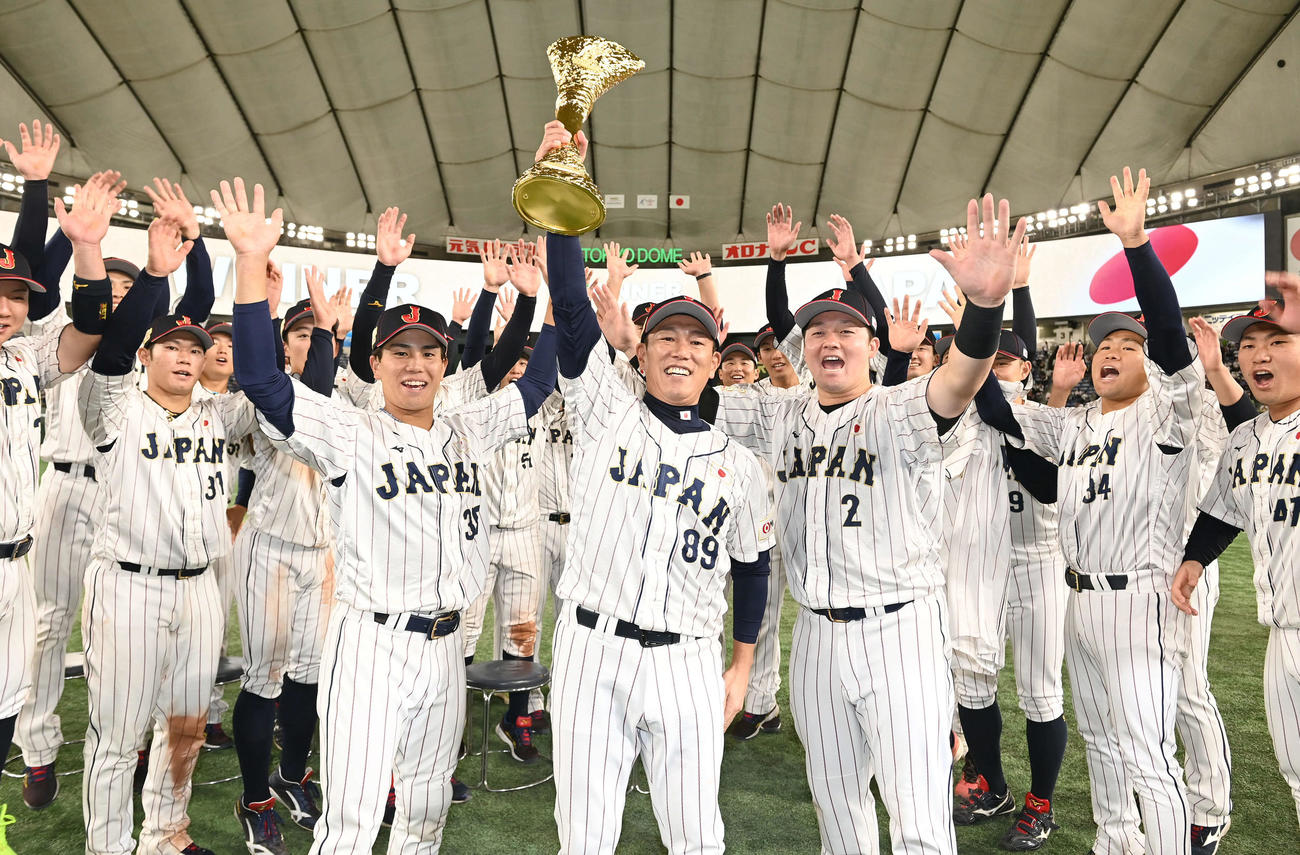 アジアCSで優勝を飾り、トロフィーを掲げる井端監督（中央）（2023年11月19日撮影）