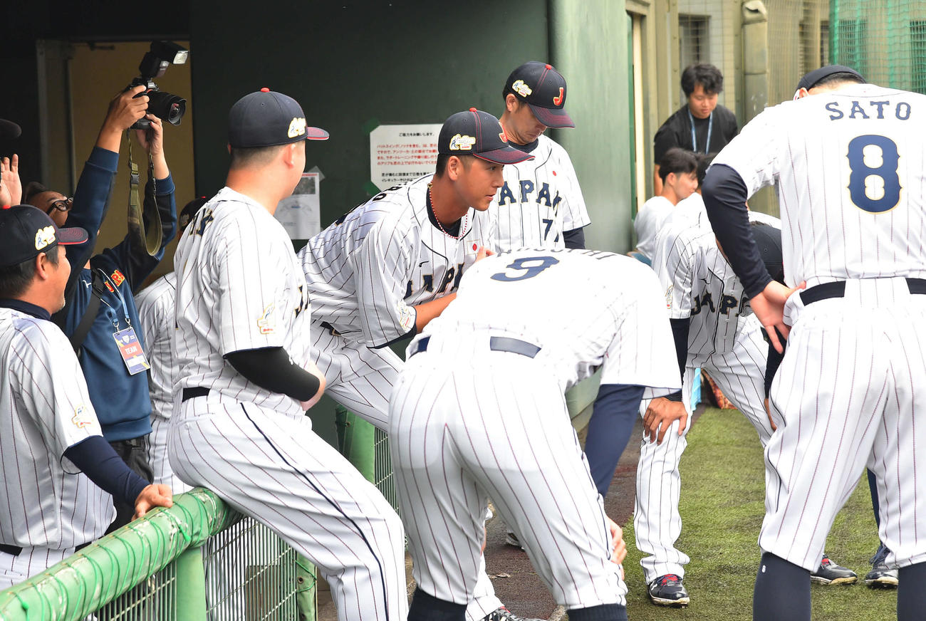 11月10日　侍ジャパン対巨人　試合前、声出しを行う侍ジャパン秋広