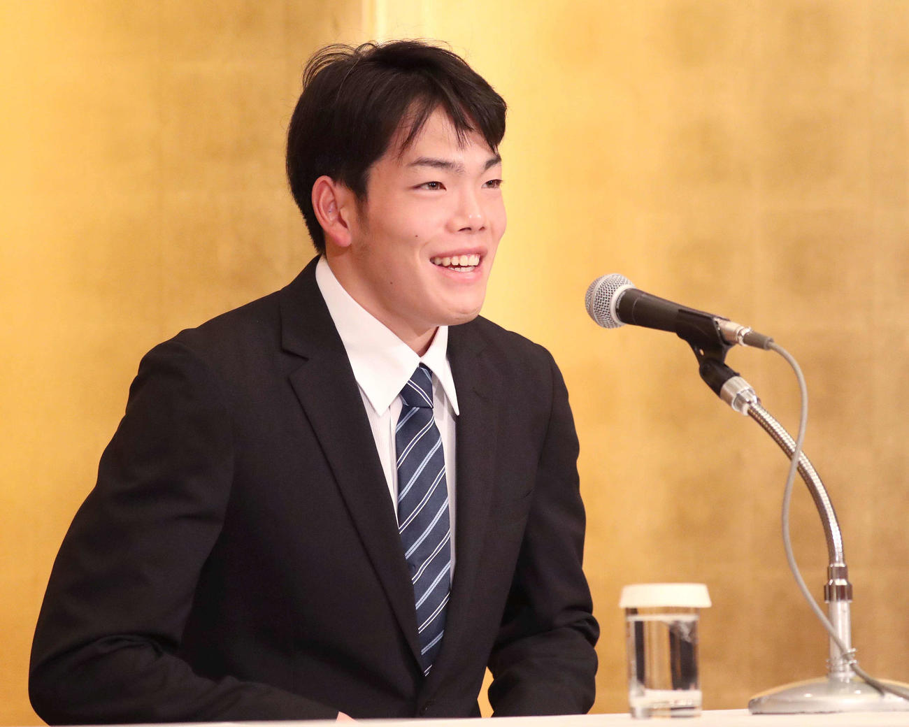 広島と仮契約を終え会見する滝田（撮影・黒川智章）
