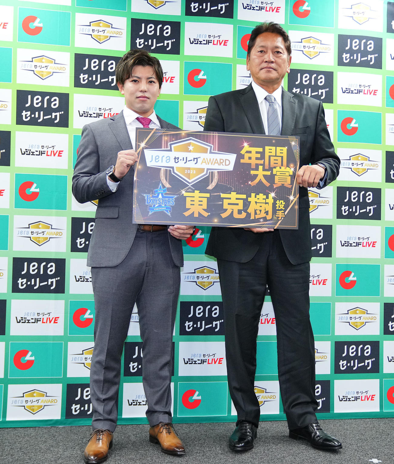 「JERAセ・リーグAWARD年間大賞」に選出されたDeNA東（左）はプレゼンターの佐々木氏と写真に納まる（撮影・垰建太）