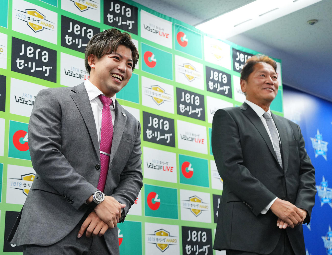 「JERAセ・リーグAWARD年間大賞」に選出されたDeNA東（左）は佐々木氏の言葉に笑顔を見せる（撮影・垰建太）