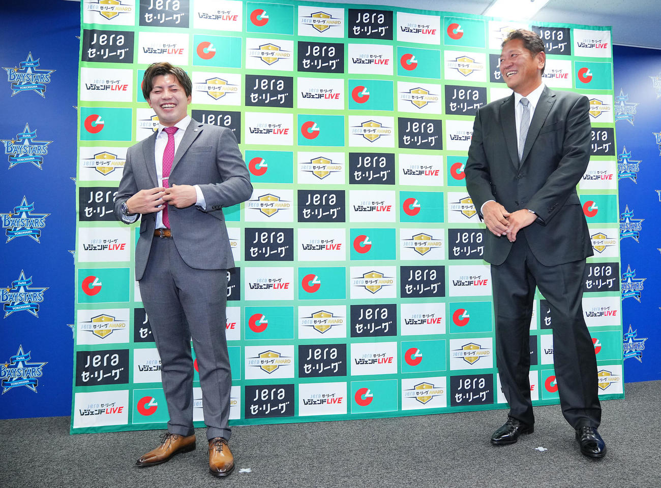 「JERAセ・リーグAWARD年間大賞」に選出されたDeNA東（左）はプレゼンターの佐々木氏と談笑する（撮影・垰建太）