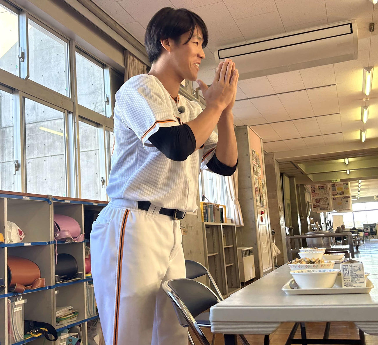 給食を前に手を合わせる巨人重信（撮影・黒須亮）