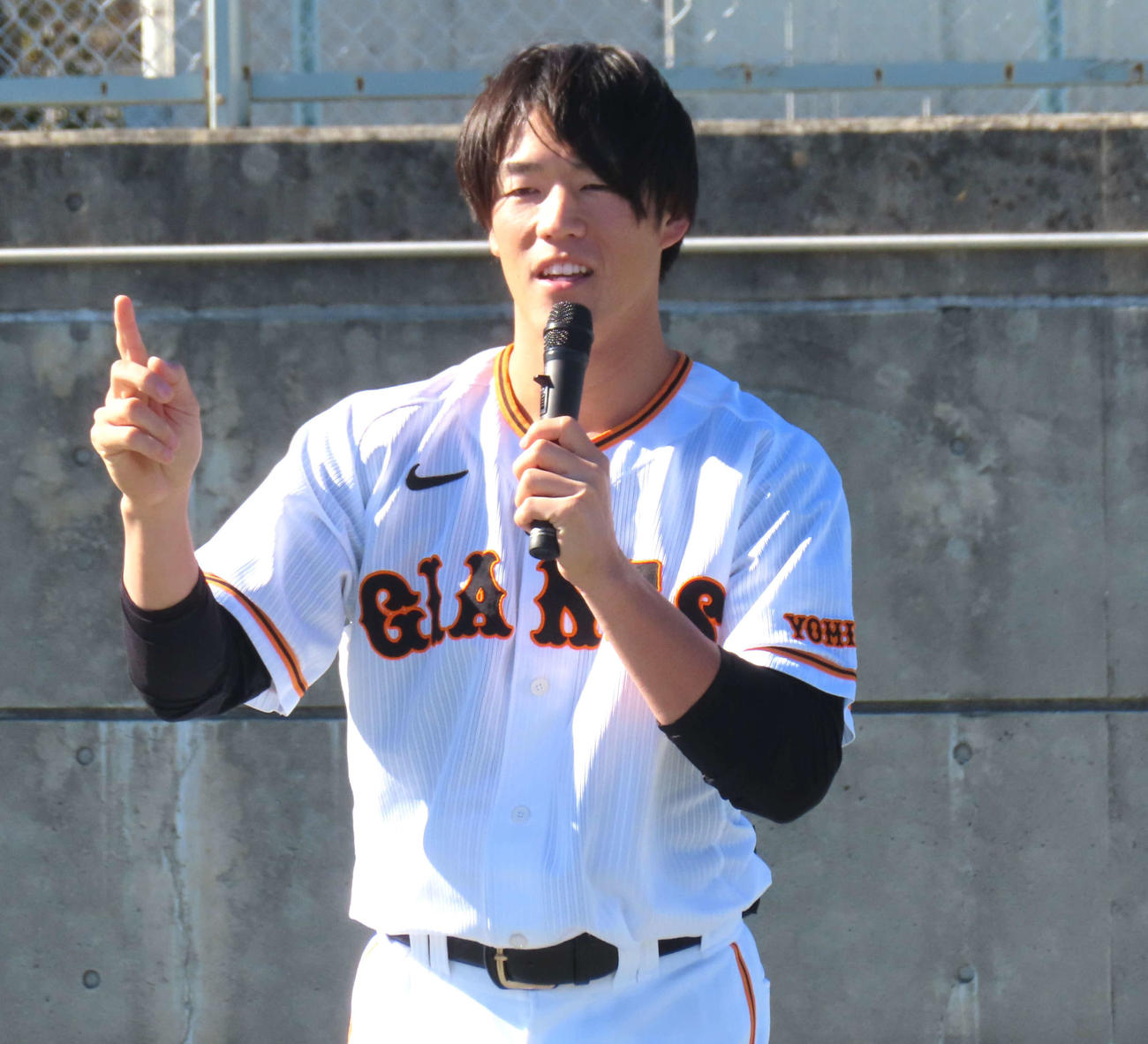 母校の染井野小学校を訪問した巨人重信（撮影・黒須亮）