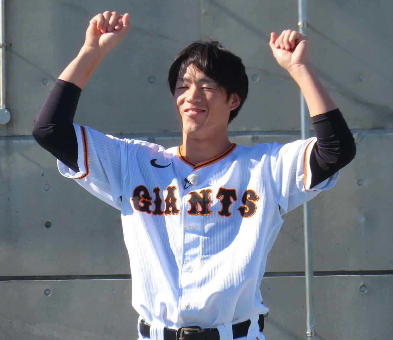 母校の染井野小学校を訪問した巨人重信（撮影・黒須亮）