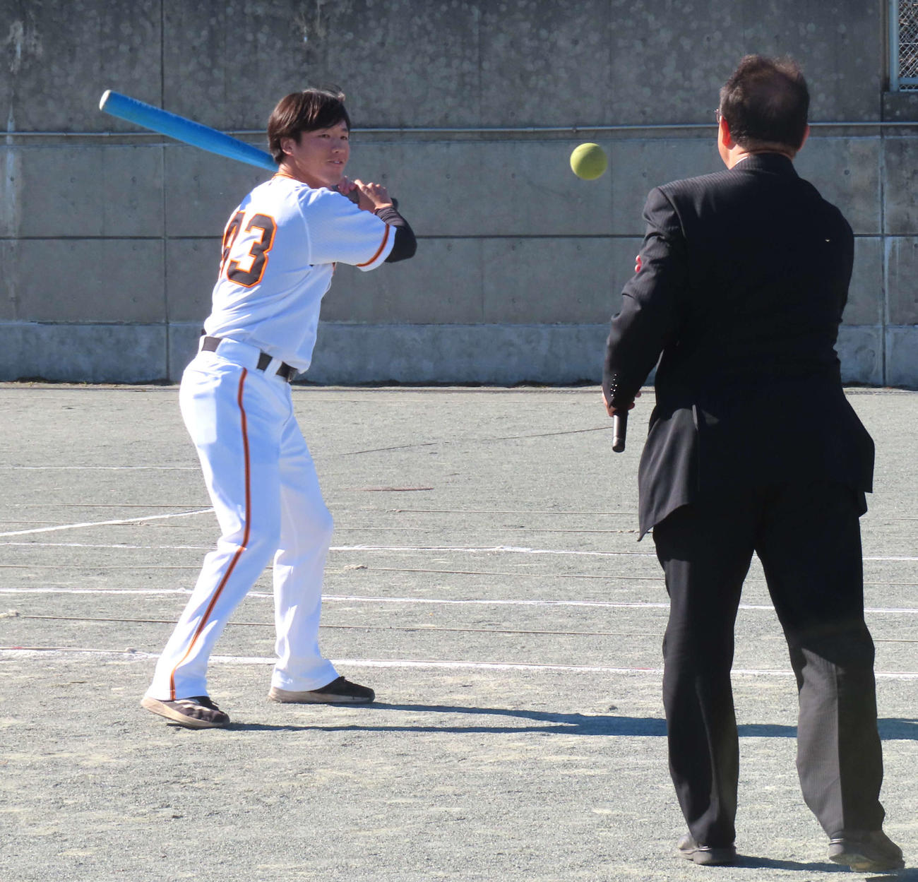 母校の染井野小学校でデモンストレーションを行う巨人重信（撮影・黒須亮）