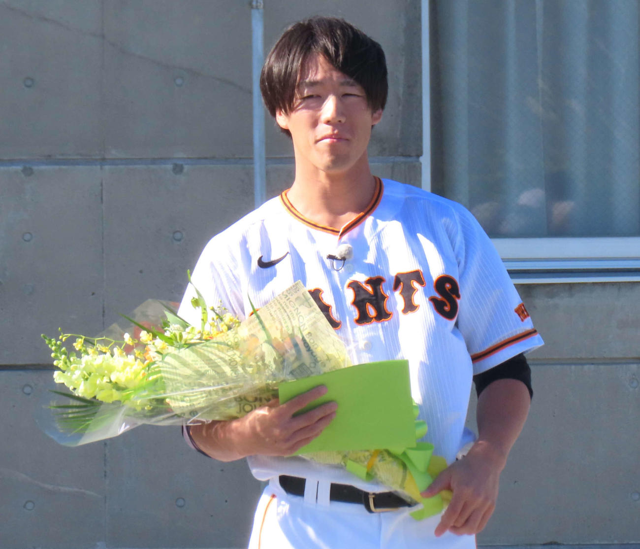 母校の染井野小学校を訪問した巨人重信（撮影・黒須亮）