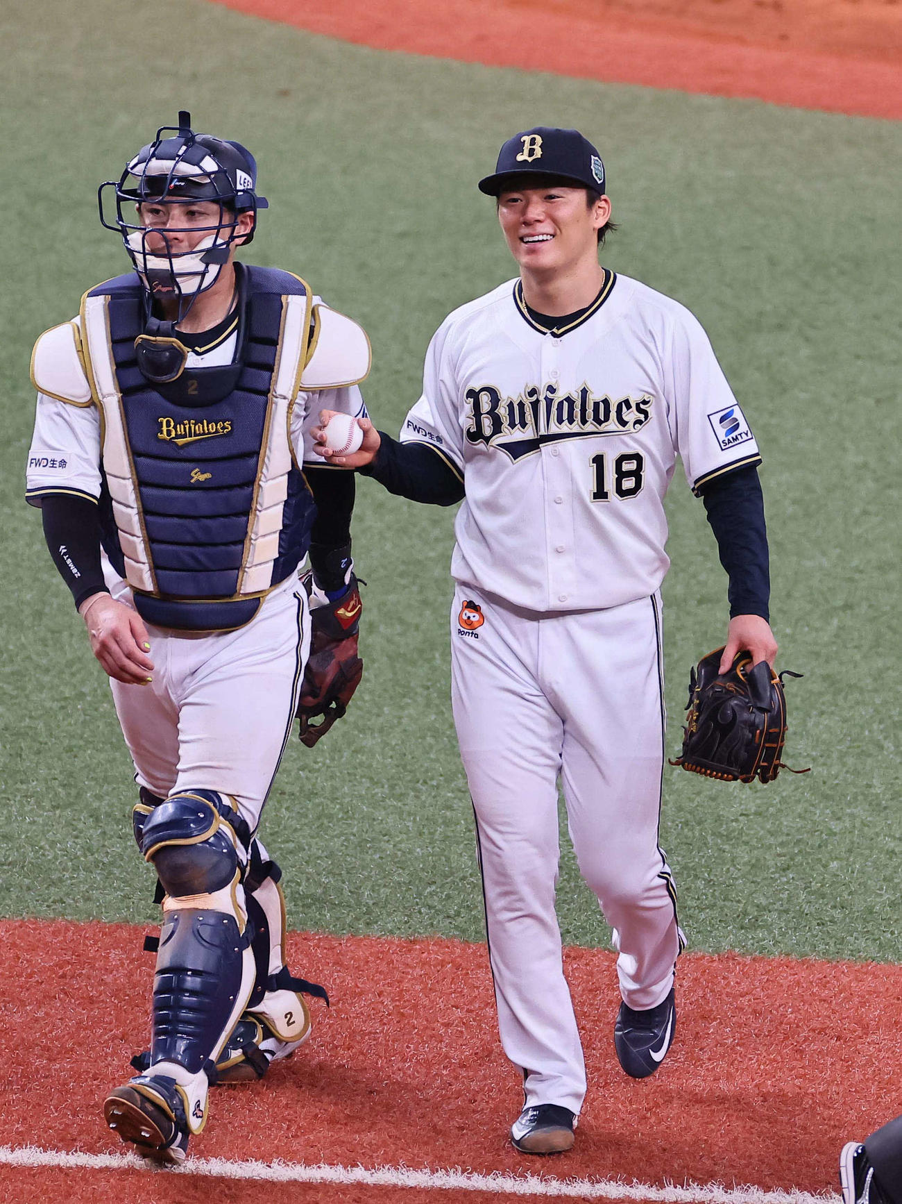 11月4日　日本シリーズ第6戦　オリックス対阪神　4回表阪神2死一、三塁、岡田監督のリクエストも近本の右飛の判定は変わらず。笑顔を見せながらベンチに引き揚げる山本（右）と若月